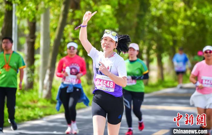 2025江西永修半程马拉松收官：万人在鄱阳湖畔畅