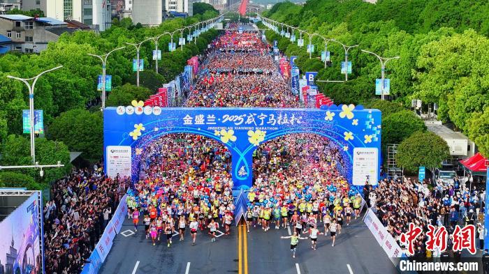 上万跑者在咸宁竞速 感受香城泉都的绿色动能与