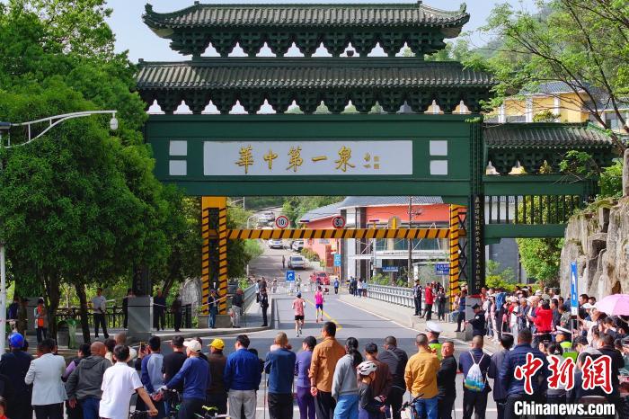 上万跑者在咸宁竞速 感受香城泉都的绿色动能与