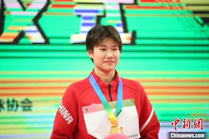 全国春季游泳锦标赛赛程过半 14岁新星吕沁遥领