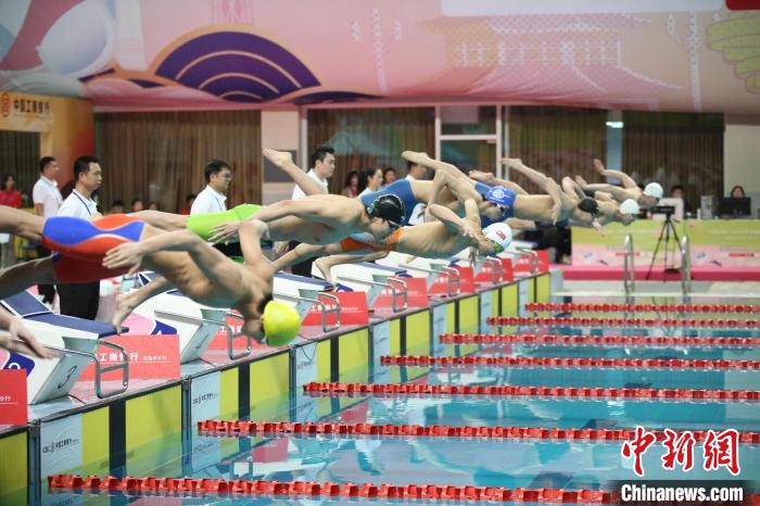 全国春季游泳锦标赛赛程过半 14岁新星吕沁遥领