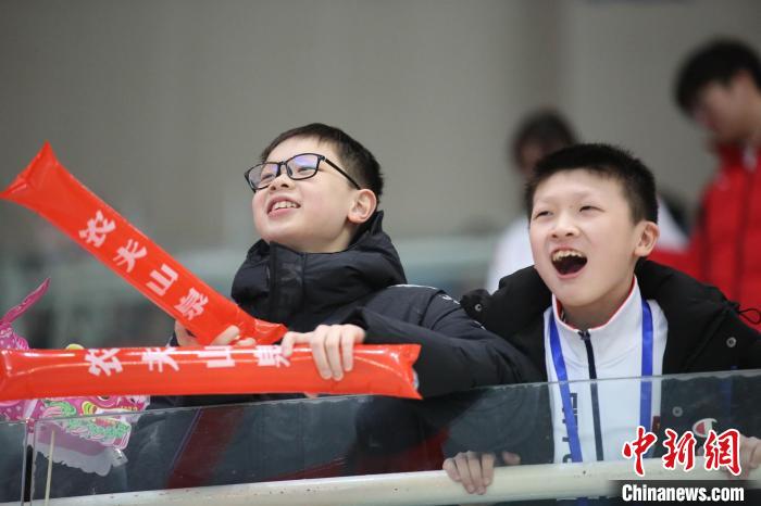 全国春季游泳锦标赛赛程过半 14岁新星吕沁遥领