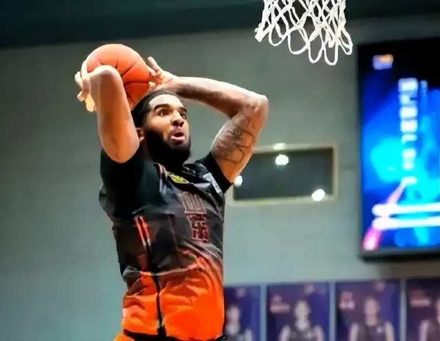 克里斯手指骨裂将缺席3-4周，山东内线告急