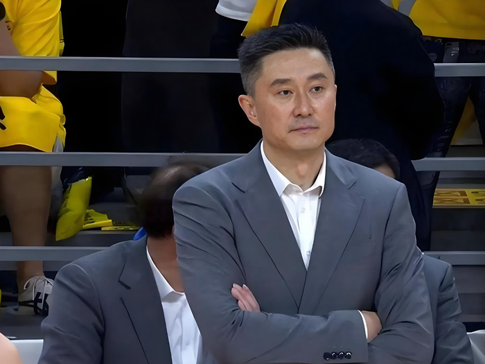 广东队总经理朱芳雨与杜锋就麦考尔去留分歧引