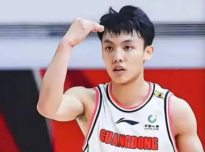 广东队总经理朱芳雨与杜锋就麦考尔去留分歧引