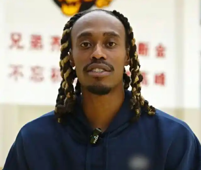 广东队总经理朱芳雨与杜锋就麦考尔去留分歧引