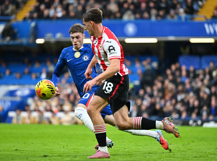 曼联7分优势锁定欧冠席位 B费离队引援动作频繁