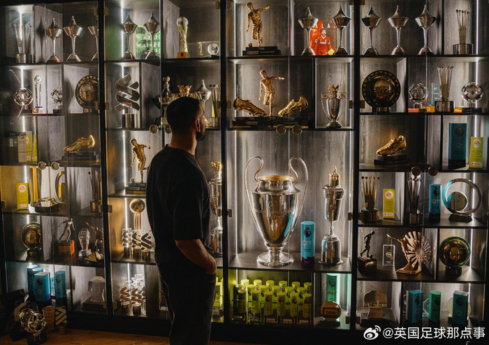 萨拉赫晒奖杯柜照片传递对利物浦荣誉的渴望